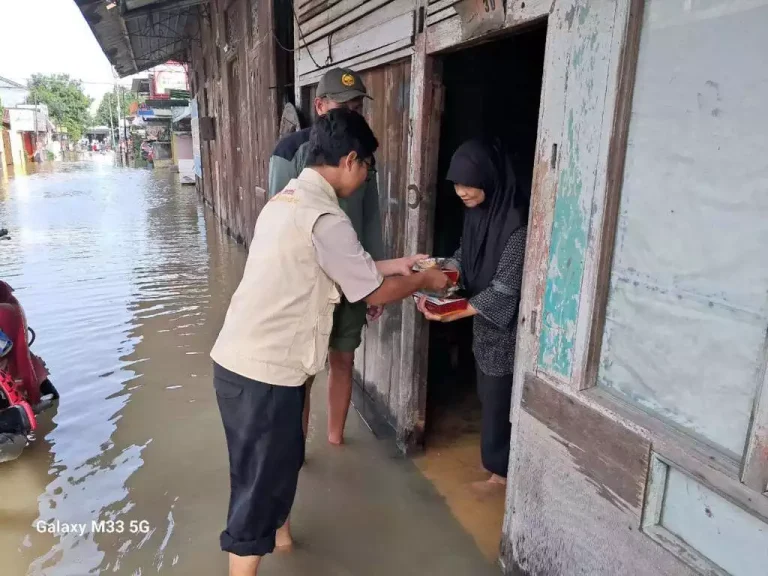 Warga terdampak banjir Kendal _ Beraniberbagi.id